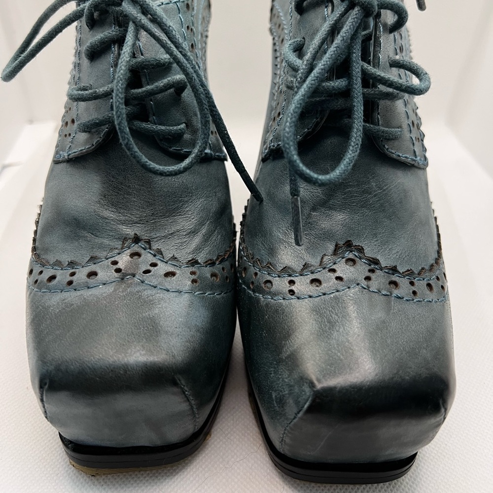 NWOT Beautiful brogue platform heels - Picture 3 of 5